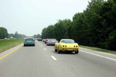 ハイウエイを埋め尽くすコルベット。50周年記念イベントに向かうクルマたちだ