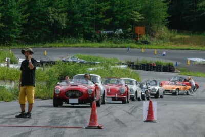 リンクサーキットで「線踏み」競技練習会の順番を待つ参加車両