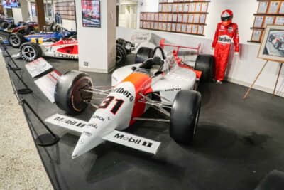 1994年 ペンスキー PC-23 “31号車 マールボロ by アルフレッド・アンサーJr.”：若きトップドライバーとなった「リトル・アル」が1994年にドライブしたペンスキーPC-23です。インディで勝利し、シーズン8勝を挙げて2度目の王座に就きました