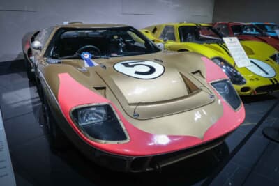 1966年 フォード GT40 Mk Ⅲ ストリート クーペ M3/1102:フォードGT40 Mk IIIは、Mk Iのロードゴーイングバージョンとして1966年の後半に7台が製作されています。テールが延長されてトランクスペースが拡大し、ドアウインドウが開閉式となるなど、ロードカーとしての特性が磨かれています