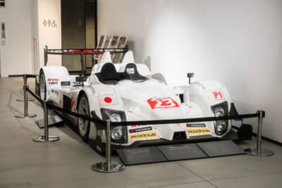 ル・マン24時間のマニアックなファンなら2階のエレベーター口から左手に向かいさらに左方、企画展の 主会場とは反対側にひっそりと佇む2008年のル・マンに参戦したオレカクラージュ LC70も見逃せない