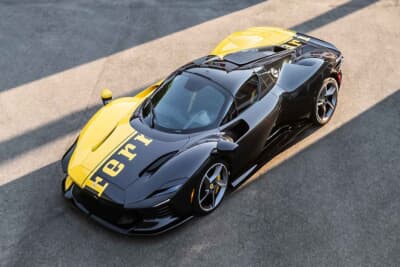 フェラーリ・デイトナ SP3 テーラーメイド：フェラーリロゴがボディを縦断する大胆なデザインがエモーショナルな１台