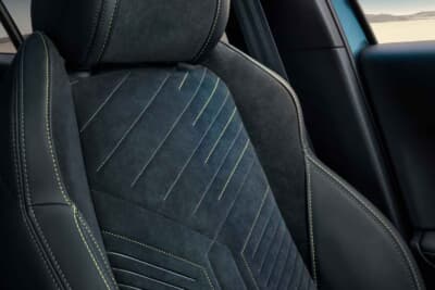 プジョー2008GTハイブリッド：シートにはアルカンターラとテップレザーのコンビネーション素材を採用