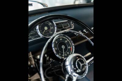 大型のステアリングホイールの後ろには、レブカウンターとスピードメーターがドライバーの視界内に最適に配置されている。最高速度は140km/hと刻まれている