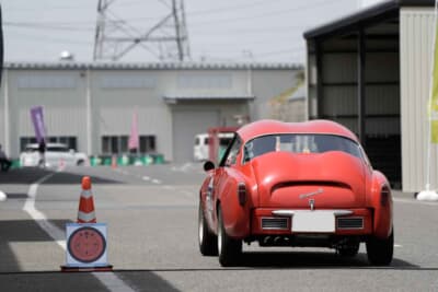 フィアット アバルト 750GT ザガート:タイムコントロールを通過する、内野徳昭さん、安井裕之さんペアのフィアット アバルト 750 GT ザガート