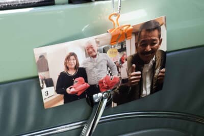 フォード コンサル コーティナ エステート：家族で参加していた頃の写真と、イベント実行委員で来場者を盛り上げてくれた故人を偲んだ写真を室内に飾り、最後のミルキーウェイの道のりを共にした