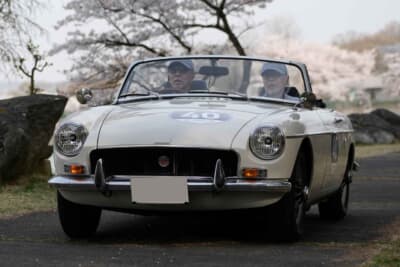 MG「B」:明神池の周遊道路では、連続したPC競技が行われる。ドライバーとコ・ドライバー、ともに真剣な表情で挑む