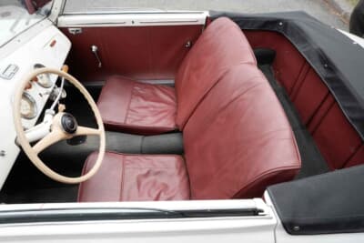 シアタ アミカ：センタートンネルで座面はセパレートされているが、背面はベンチシートのように運転席と助手席がつながっているのが特徴的だ