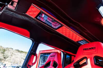 ホンダ N-BOX:ルーフには電飾も追加されている