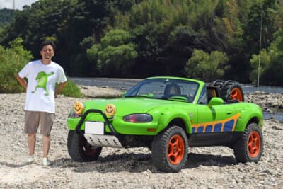 マツダ ロードスター：オーナーのオフロードスター壱號さん。オリジナルカエルちゃんTシャツを着て愛車「赤目アマガエル号」との2ショット