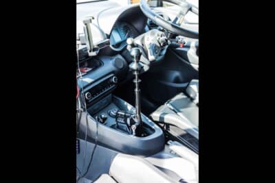 トヨタ GRヤリス：ステアリングの脇まで伸びているのはドイツCAE製のウルトラシフター