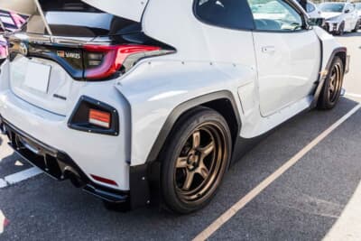 トヨタ GRヤリス：足まわりはCUSCOの車高調を使用し、リアのアッパーアームは調整式を装着