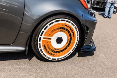 トヨタ GRヤリス:エアロディスクはセンターキャップ部分で装着することができ、Z34フェアレディZ用ホイールにも装着できる