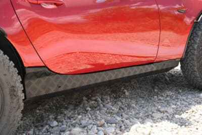 マツダ ロードスター：サイドシルを覆う縞板鋼板のガード