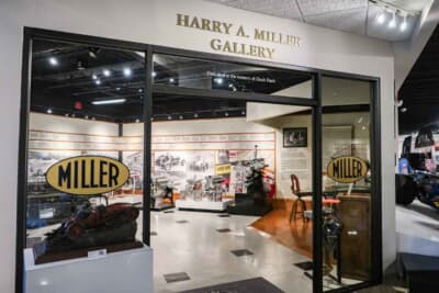 ハリー・A.ミラー・ギャラリー：エントランスに入り、ミラー・フォードを横目に進むと、ハリー・A.ミラー・ギャラリーが現れます。ここでは、ミラーが手掛けた数々のエンジンが展示されています