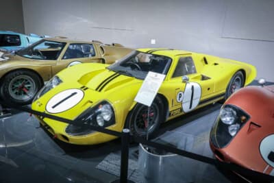 1967年 フォード GT40 Mk Ⅳ レーシング クーペ J-4:フォードGT40シリーズの最終モデルがMk IVです。他に先駆けてアルミ・ハニカム製のモノコックを採用。7LのプッシュロッドV8エンジンは550bhpを発生します。この個体は1967年のセブリング12時間で、デビュー戦で優勝を飾っています