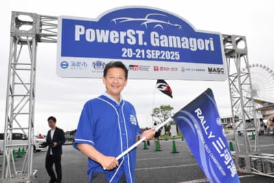 2日にわたってスタートフラッグを担当した蒲郡市の鈴木寿明市長