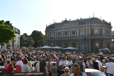 街の中心地にパレードの全車両が集結しますので、それを見学しに来るファンでごった返します