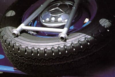 アクスル間の窪みには、両側にスペアホイールが1つずつ収納され、斜めに固定されているため、必要に応じて素早く取り出すことが可能。非常に巧妙なアイデアとして、スペアホイールのハブキャップに三脚がしっかりと取り付けられた