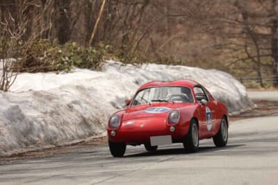 フィアット アバルト 750GT ザガート:標高の高い場所には雪、PC競技が行われた明神池では満開の桜と、景色も楽しめる2025年のコッパディ小海であった