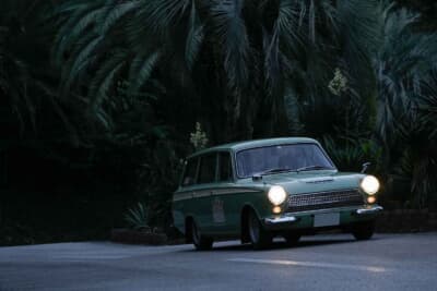 フォード コンサル コーティナ エステート：ゴール地点のリゾートホテル「海辺の果樹園」に到着した山本夫妻