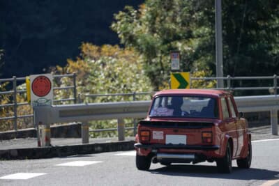 シムカ ラリー2：何ヶ所かあるPCの開始を告げる案内だ。ここからがドライバーとコドライバーのコンビネーションの見せどころ。1972年式のシムカ ラリー2で参加している“はてな”さんと“ミーヤキャット”さんの親子組はいかに