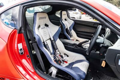 トヨタ 86：バケットシートは合皮に張り替えられている