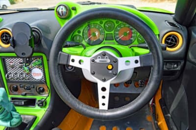マツダ ロードスター：ステアリングにMOMOのプロトティーポ、社外メーターフードの追加メーター部に傾斜計を組み込み、本気度満点のディテール