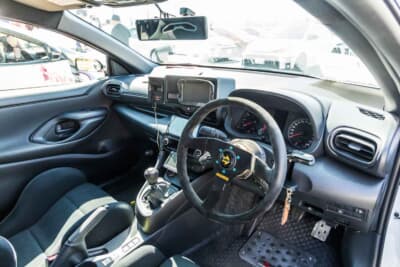 トヨタ GRヤリス：ステアリングは交換され、内装も手が加えられている