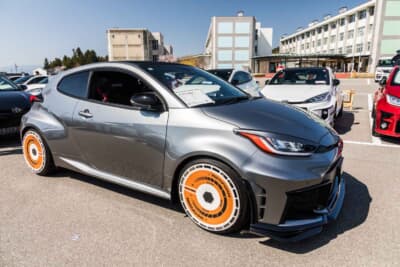 トヨタ GRヤリス:右側はエアロディスクを装着したレーシーなスタイルを展開