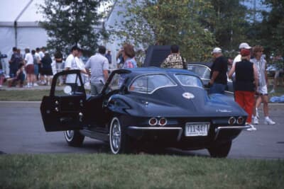 日本では滅多に見られないスプリットウィンドゥのC2コルベットもここでは数台発見できた