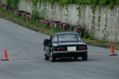 区間チェックの方法は、身を乗り出して確認するなど、ペアによってさまざまだ