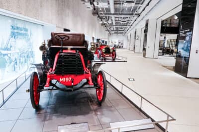 博物館の入口付近に展示された2台、1899年のパナール・エ・ルバッソール Type B2や1909年のトーマス ・フライヤー モデルLにも、耐久レースとの関わりを示すパネルが追加で用意されている