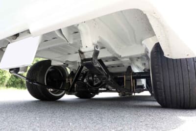 日産 サニートラック：70cm延長したフレームに、リアサスペンションは板バネサスをダブルでセットしている