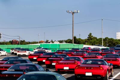 会場ではカラー別にNSXが駐車された