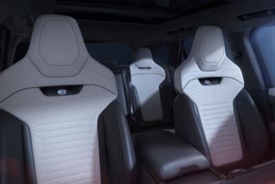 レンジローバー スポーツSVカーボン：シートにはパーフォレーテッドウィンザーレザーシートを採用