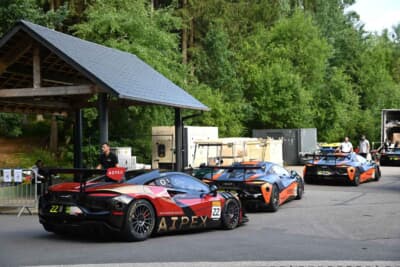 サポートレースのマクラーレンのワンメイクレースの車両