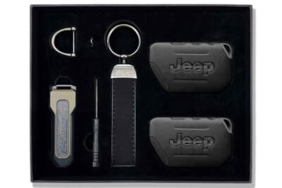 Jeepラングラー アンリミテッド スポーツ ’41 エディション：成約プレゼントのJEEP®︎×POLeRキャップ＆バッグ＋キーホルダーセット
