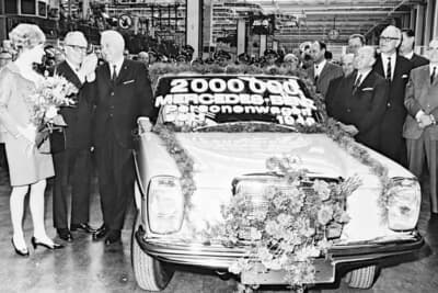 1968年5月9日、戦後以来200万台目に達した記念すべきW115の220Dがジンデルフィンゲン工場をロールアウトした
