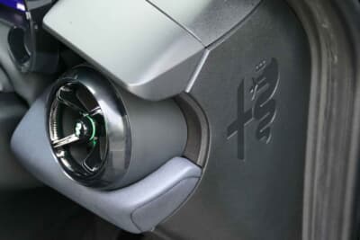 アルファ ロメオ ジュニア：内外観のいたるところにビショネ（蛇）がちりばめられ（右空調吹き出し口の中央のそれは照明が入るが夜間は窓映りもする）