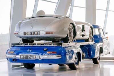 ブルーワンダーのリアライトと方向指示器のクローズアップ。300SLR/W196Sを彷彿とさせている