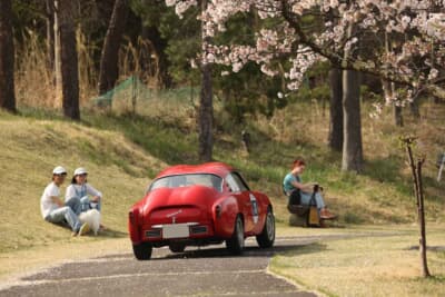 フィアット アバルト 750GT ザガート:標高の高い場所には雪、PC競技の行われた明神池では満開の桜と、景色も楽しめる2025年のコッパディ小海せあった