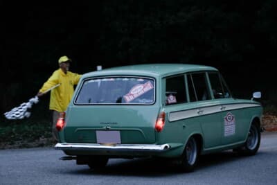 フォード コンサル コーティナ エステート：ゴール地点のリゾートホテル「海辺の果樹園」に到着した山本夫妻