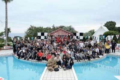 ランチア フルビア スポルト ザガート:長年イベントを続けるには決して有利な地域ではなかったが、”ミル中”と、中毒、いや夢中になるリピーターを迎え入れてきたミルキーウェイブルーアイランドラリー、エントラント全員での最後の記念写真は笑顔で締め括った