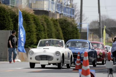シアタ アミカ：東御市にある最初のPC会場に到着した、北島泰明さん、野村比呂美さんご夫妻