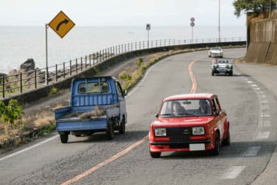 シムカ ラリー2：太平洋を望む海岸線を走る1972年式のシムカ ラリー2。参加している“はてな”さんと“ミーヤキャット”さんの親子組にとって、折り返し地点である室戸岬は間もなくだ