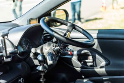 トヨタ GRヤリス：ステアリングはMOMOのMod.08で、ワークスベルRAPFIX GTCを併用することで、乗降時はステアリングを跳ね上げられるようにしている