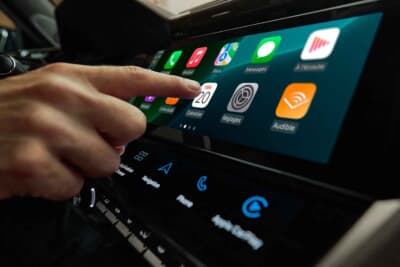 プジョー308：i-Toggleで空調設定やナビゲーションのショートカットなどを直感的に操作できる