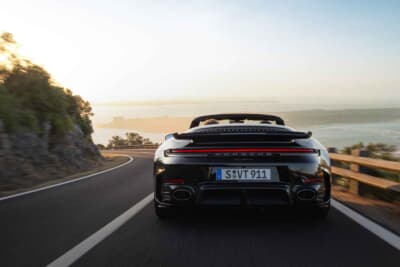 ポルシェ911ターボS:フル電動スポーツカーの凄まじい加速性能を体感できる