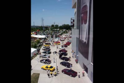 壁面に大きく貼られた初代コルベットの写真の下には歴代コルベットが整然と並べられた